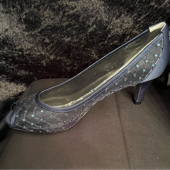 Adrianna Papell NWB Women’s Navy Blue Jamie Peep Toe, Kitten Heel Pump. Size 6.5 - Picture 3 of 6